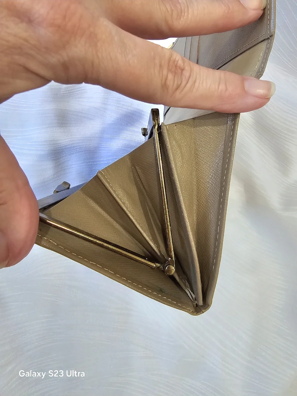 Yves Saint Laurent Tan Leather Vintage Continental Wallet with Gold Corners - Picture 12 of 12